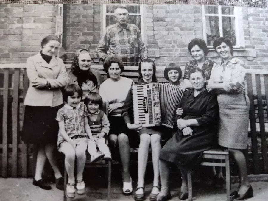 Август 1977 г. Вся семья в сборе. Андрей Бугрым (в середине верхний) и Катя Бугрым (первая в нижнем ряду справа).